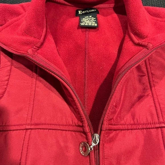 E studio deep red vest - Picture 6 of 7
